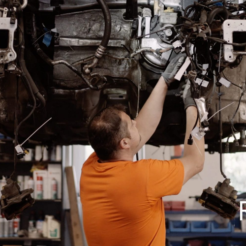 Ringhofer Garage Mechaniker bei der Arbeit